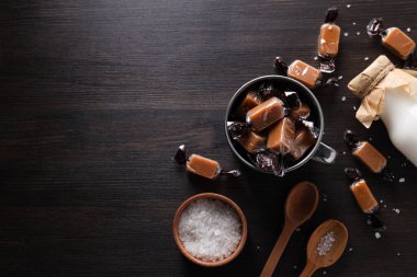 Metal bir bardakta tuzlanmış karamel ve şişede süt.