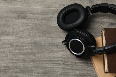 Gri arka planda modern kulaklıklı kitaplar..