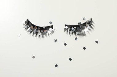 Sahte kirpikler, farklı makyaj malzemeleri konsepti.