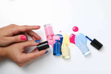 Beyaz arka planda çok renkli açık tırnak cilası