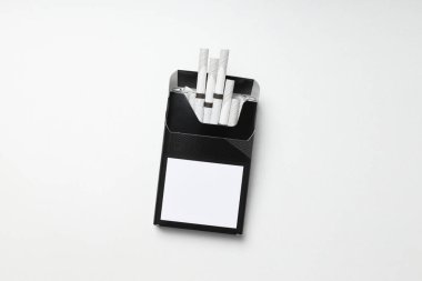 Hafif arka planda bir paket sigara.