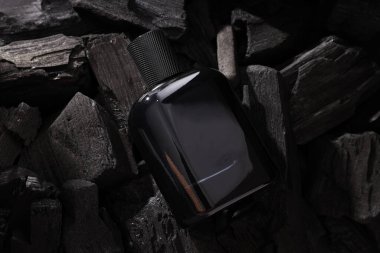 Siyah şişe ve erkek parfümü, yakın plan.