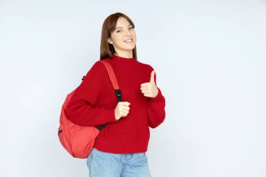 Omzunda sırt çantası olan şık bir genç kız.