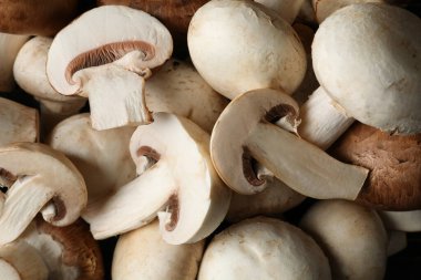 Tüm ve kesilmiş taze soyulmuş şampiyonlar, üst manzara