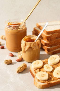 Cam bir kavanozda, arka planda fıstık ezmesi..