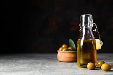 Zeytinyağı, yemek pişirmek için lezzetli malzeme kavramı.