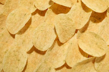 Çıtır patates cipsi yığını manzarayı kapatır