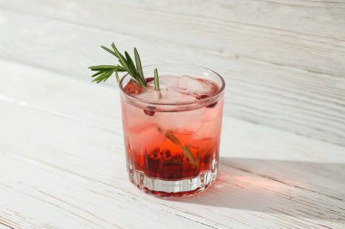 Beyaz arka planda taze nar ve kırmızı kokteyl.