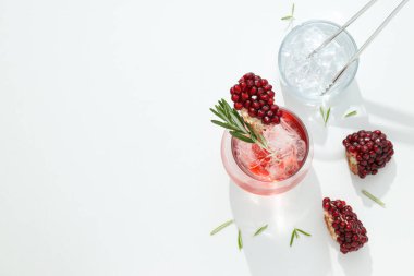 Beyaz arka planda taze nar kokteyli.