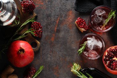 Koyu arkaplanda taze nar ve kırmızı kokteyl.