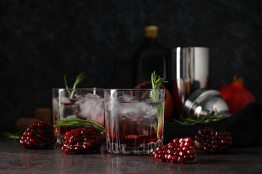 Koyu arkaplanda taze nar ve kırmızı kokteyl.