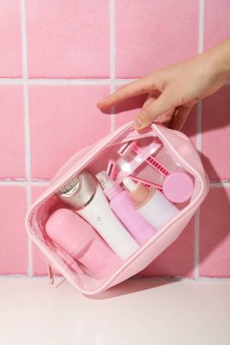 Pembe kozmetik torbalarda tüy dökücü aksesuarlar.