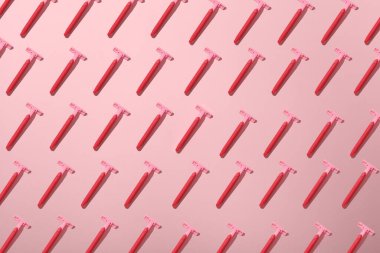 Pembe arka planda tıraş olmak için tıraş makinesi.