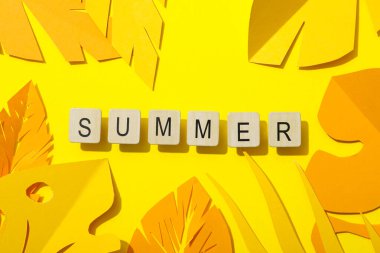 Summer, sarı arkaplandaki harflerden bu kelime yayıldı..