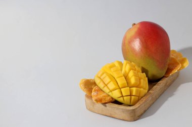 Tahtada olgun sulu mango.