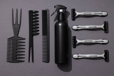 Gri arka planda erkek traş araçları, üst görünüm