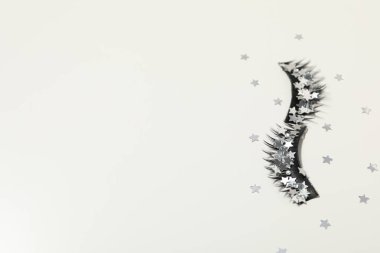 Sahte kirpikler, farklı makyaj malzemeleri konsepti.