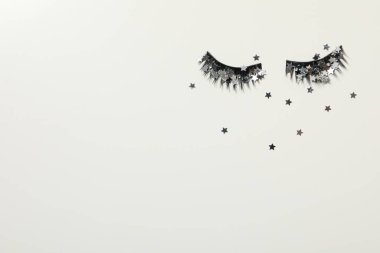 Sahte kirpikler, farklı makyaj malzemeleri konsepti.