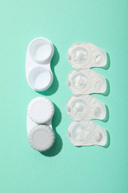 Gözler için kontakt lensler depolama konteynırı ile