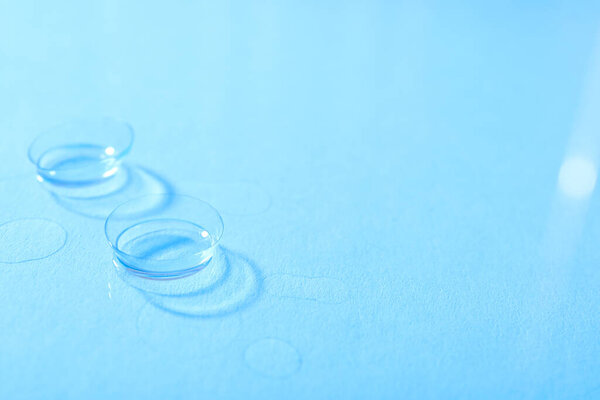 Прозрачные контактные линзы для глаз на синем фоне