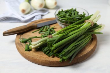 Taze soğan, taze sebze konsepti, taze çiğ yiyecek.