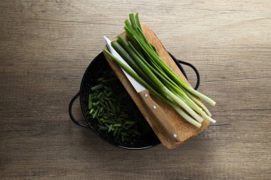 Taze soğan, taze sebze konsepti, taze çiğ yiyecek.