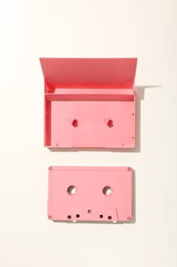 Beyaz arkaplanda pembe teyp.