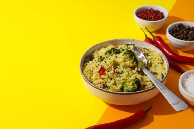 Sarı arka planda kâse, kaşık ve baharatlar, metin için boşluk