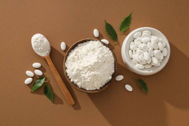 Tahta kaşıkla toz ve tabletlerde kolajen.