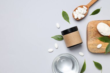 Tahta kaşıkla toz ve tabletlerde kolajen.