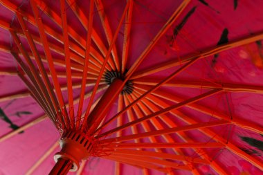 Güzel bir Japon şemsiyesi kırmızı ışıkla aydınlatılır.