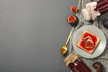 İncir, reçel kavanozu, havlu ve ekmek, gri arka planda reçel, metin için boşluk