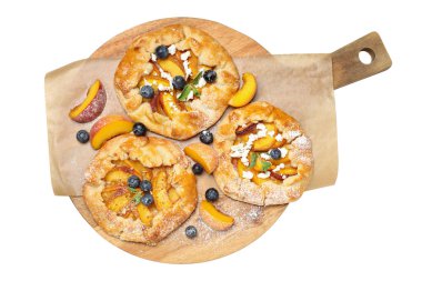 PNG, ahşap mutfak tahtasındaki meyveli galetler, beyaz arka planda izole edilmiş, üst manzara.
