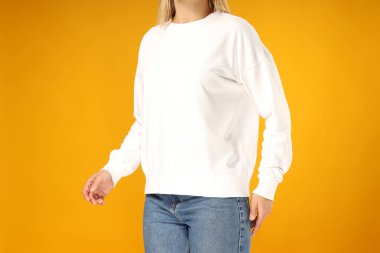 Beyaz kazaklı genç bir kadın.