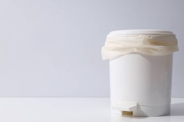 Beyaz arkaplanlı çöp kutusu, metin için boşluk