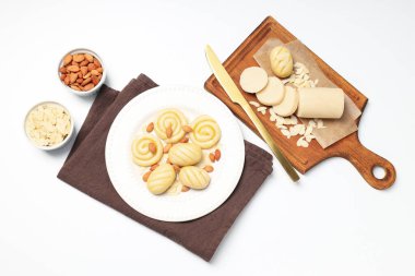 Badem ezmesi, lezzetli ve lezzetli tatlı yemek kavramı.