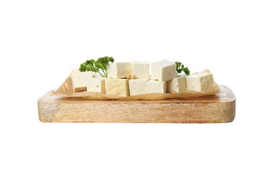 PNG, tahta tahtada dilimlenmiş tofu, beyaz arka planda izole edilmiş.