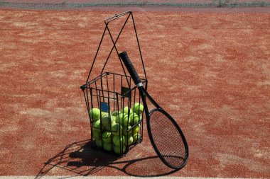 Büyük tenis, raket ve topun ana özellikleri.
