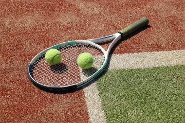 Büyük tenis, raket ve topun ana özellikleri.