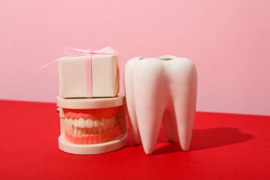 Etrafta Noel aksesuarları olan dişler, düz yatış..