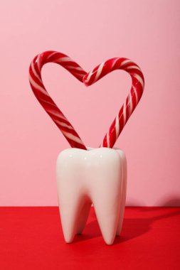 Etrafta Noel aksesuarları olan dişler, düz yatış..