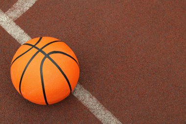 Kahverengi arka planda bir basketbol topu