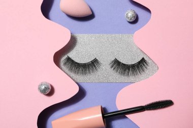 Sahte kirpikler, farklı makyaj malzemeleri konsepti.