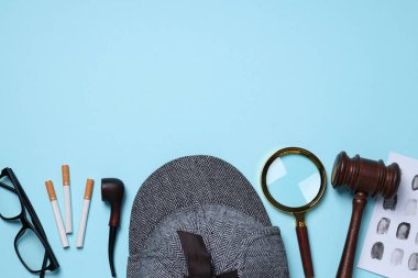 Şapkası ve piposu olan bir büyüteç.