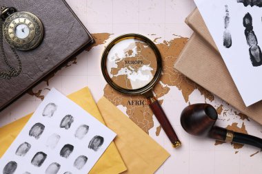 Beyaz arka planda parmak izleri olan büyüteç.