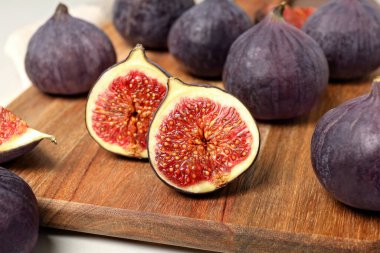 Tahtadaki taze incirler.