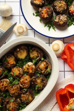 Hafif arka planda doldurulmuş mantar ve sebzeler, üst manzara.