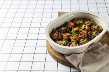 Tahtaya mantar doldurulmuş ve arka planda havlu, metin için yer