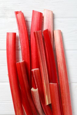 Hafif bir arka planda olgun ravent sapları