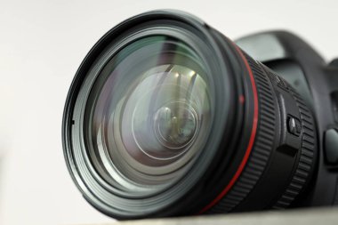 Fotoğraf stüdyosundaki profesyonel fotoğrafçının kamerası..